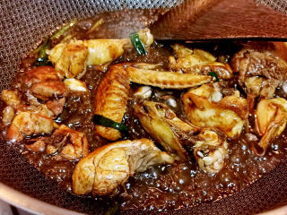 19、鸡肉炖土豆,拌炒至上色