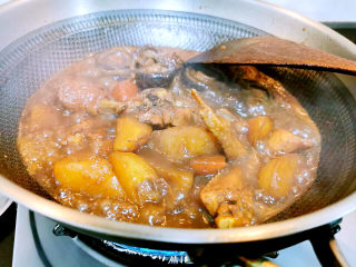 20、鸡肉炖土豆,加入清水，烧15分钟左右即可