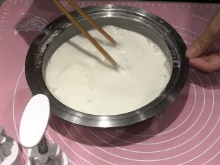 1、冰皮月饼,糯米粉、粘米粉、澄面、糖拌匀，加入牛奶、油拌匀。