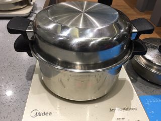 2、冰皮月饼,水烧开，将拌好的浆汁大火蒸30分钟。