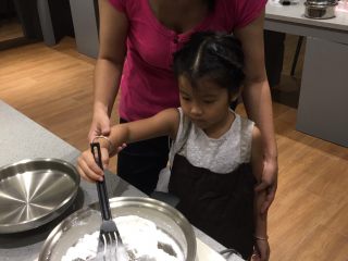 3、冰皮月饼,糯米粉炒熟，起烟、发黄、变香。