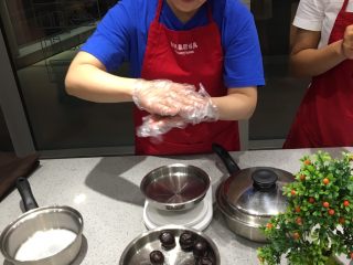 4、冰皮月饼,豆沙20g一个做馅，做18个。