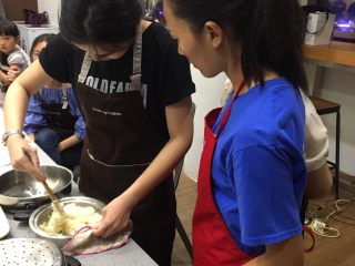 5、冰皮月饼,蒸熟的冰皮浆搅拌，放冷，揉匀。