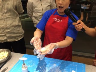 6、冰皮月饼,秤30克冰皮，包入20g豆沙。