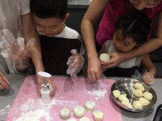 7、冰皮月饼,月饼磨具压制冰皮月饼