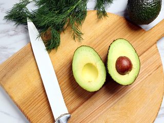 1、绿色美食+烟熏三文鱼牛油果沙拉,牛油果纵向对半切至果核处，双手拧开。