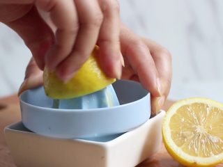 5、绿色美食+烟熏三文鱼牛油果沙拉,柠檬榨汁。