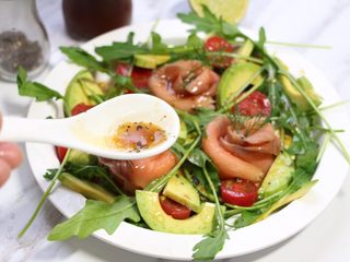 10、绿色美食+烟熏三文鱼牛油果沙拉,根据自己喜好，黑胡椒加日式油醋汁和些许柠檬汁调匀，淋在沙拉上。