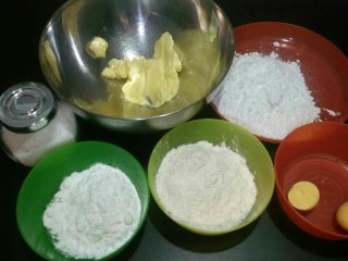 1、玛格丽特,准备好所需要的食材。