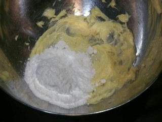 4、玛格丽特,加入，糖粉，慢速搅拌均匀无干粉，快速打发颜色变浅。