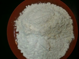 7、玛格丽特,低筋面粉和玉米淀粉混合搅拌均匀。