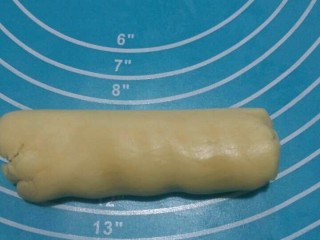 11、玛格丽特,冷藏好的面团，取出一小块，搓一个粗条。