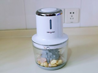 3、笋干老鸭汤,大蒜去皮。