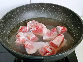 4、笋干老鸭汤,将老鸭焯水；冷水入锅，大火烧开，煮3分钟，捞出用温水冲洗干净。