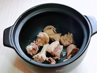 7、笋干老鸭汤,煮10分钟的鸭块取出放入砂锅中。