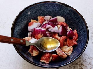 2、时蔬美味牛肉串,加入料酒去除牛肉的腥味。