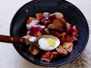 5、时蔬美味牛肉串,最后加入适量的盐和鸡精调味。