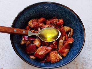 7、时蔬美味牛肉串,腌制好的牛肉，倒入橄榄油搅拌均匀，这样烤出来的牛肉不会发干哟。