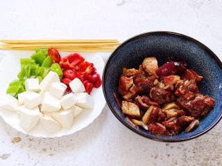 10、时蔬美味牛肉串,竹签提前用清水浸泡一会儿，所有的食材准备好后。