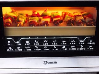 14、时蔬美味牛肉串,烤箱上管190度，下管185度烤23分钟。