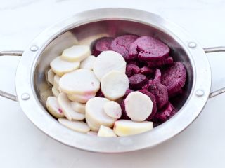 1、酥皮紫薯肉松派,紫薯和芋头去皮去切片，如锅蒸15分钟后取出。