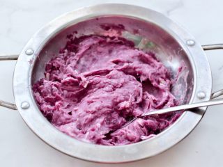 2、酥皮紫薯肉松派,把蒸熟的紫薯和芋头用勺子碾压成泥状。