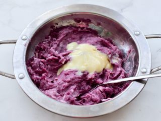 3、酥皮紫薯肉松派,这个时候加入炼乳，喜欢甜的可以多加一些。