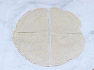 5、酥皮紫薯肉松派,手抓饼提前拿出来解冻，用刀切4分。