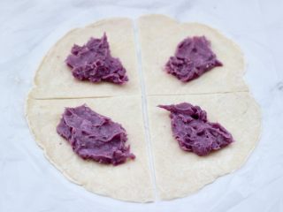 6、酥皮紫薯肉松派,先均匀地涂抹上紫薯馅。