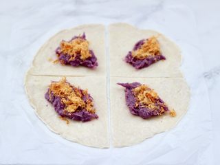 7、酥皮紫薯肉松派,再撒上牛肉松。