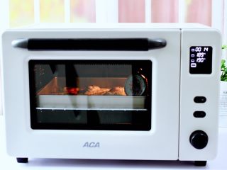 11、酥皮紫薯肉松派,上下火190度烤15分钟，看见酥饼上色即可。