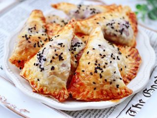 13、酥皮紫薯肉松派,分分钟就可以做好的酥皮紫薯肉松派。