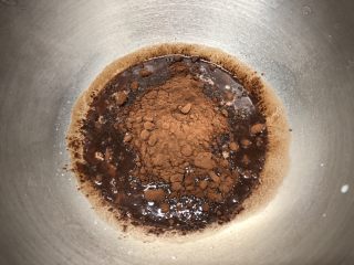 1、网红数字蛋糕,牛奶温一下，将可可粉融化