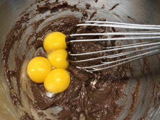 4、网红数字蛋糕,加入蛋黄