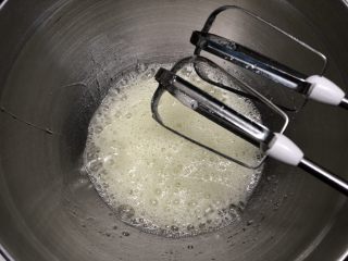 6、网红数字蛋糕,蛋白打发至鱼眼发泡