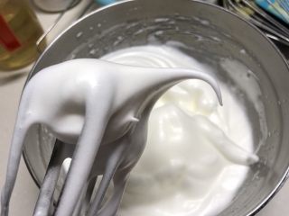 7、网红数字蛋糕,加糖打发至湿性发泡