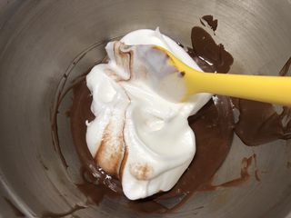 8、网红数字蛋糕,取1/3蛋白混合