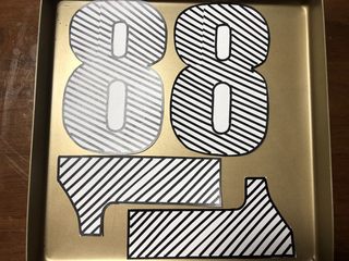 11、网红数字蛋糕,提前打印好数字18，蛋糕片晾凉用刀按纸样切下