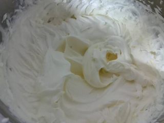 13、网红数字蛋糕,奶油不要打太硬，用圆形花嘴一个个挤在蛋糕坯上