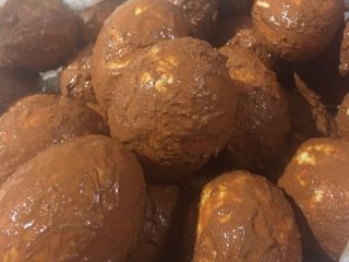 1、奶黄流心月饼,这款月饼的点睛之处在于咸蛋黄，需采购腌制的生咸鸭蛋，洗净外壳上的泥质，弃蛋清取蛋黄。