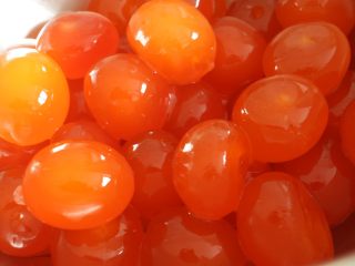 2、奶黄流心月饼,新鲜的蛋黄晶莹剔透，蛋香扑鼻，这是冷冻蛋黄难以比拟的。