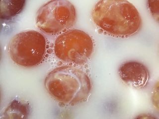 3、奶黄流心月饼,用白酒将蛋黄浸泡片刻，以去除蛋黄的腥气。