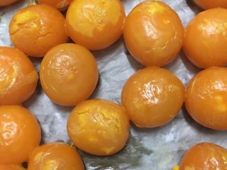 4、奶黄流心月饼,上下火180度烤至10分钟左右，将蛋黄烤熟备用。