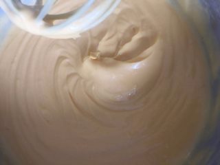 5、奶黄流心月饼,搅拌好的状态。