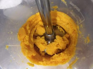 6、奶黄流心月饼,将咸蛋黄用均质机均质到细腻的状态。