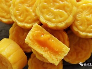 8、奶黄流心月饼,这个方子的流心即使冷藏过，取出常温下放置1小时后，切开来依然还有流心的状态。