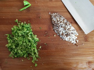 4、十味+蛋黄酱彩蔬蒸肉蛋,清洗干净后剁碎