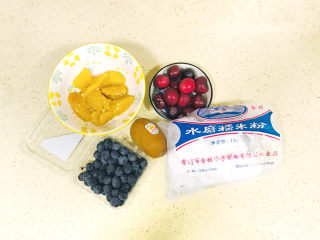 1、水果汤圆,准备好食材，其中黄桃罐头是夏天黄桃季节自制的，冷箱冷冻起来，冬日做个美味的甜品，无添加，吃起来放心