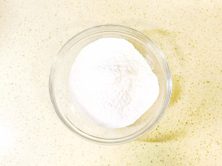 2、水果汤圆,水磨糯米粉称量出来，装入玻璃器皿中