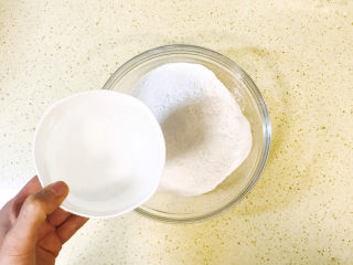 3、水果汤圆,加入温水